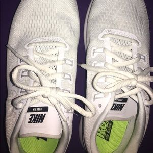 White nike free runs